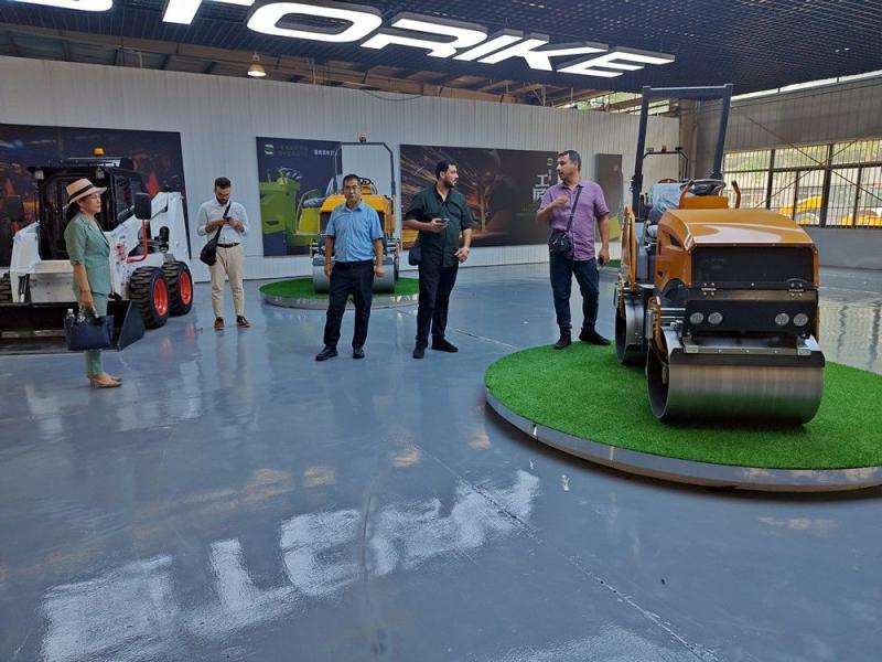 國外客戶來我廠參觀考察小型壓路機，并達成合作意向