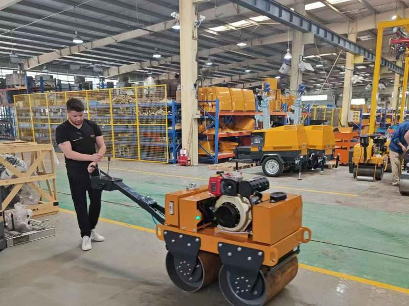 國外客戶來我廠參觀考察小型壓路機、移動照明車等產(chǎn)品