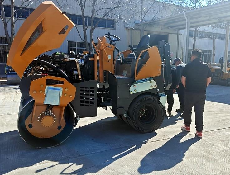 3月18日，哈薩克斯坦客戶來廠體驗(yàn)考察5噸膠輪壓路機(jī)
